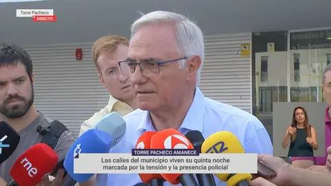 Alcalde de Torre Pacheco, Pedro &Aacute;ngel Roca, hablando ante los medios tras la quinta noche de tensi&oacute;n en el municipio (foto: La 7)