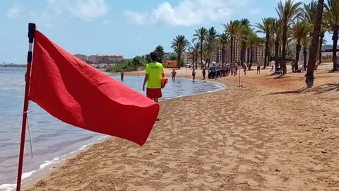 Bandera roja en la playa de Villas Caravaning de Cartagena