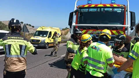 Accidente de tr&aacute;fico en Puerto Lumbreras (foto: Bomberos CEIS)