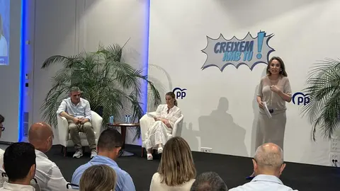 La vicesecretaria de Regeneraci&oacute;n Institucional del PP, Cuca Gamarra, interviene en un acto del PP de Ibiza junto a la presidenta del PP de Baleares, Marga Prohens, y el presidente del PP de Ibiza, Jos&eacute; Vicente Mar&iacute;.