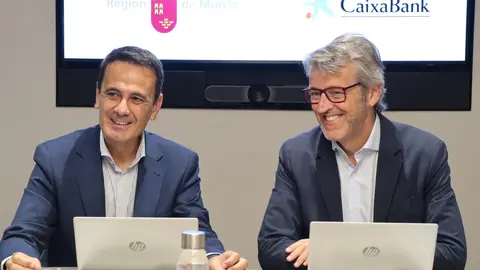 El consejero de Econom&iacute;a, Hacienda, Fondos Europeos y Transformaci&oacute;n Digital, Luis Alberto Mar&iacute;n, acompa&ntilde;ado del director de CaixaBank en la Regi&oacute;n de Murcia, Juan Jes&uacute;s Lozano