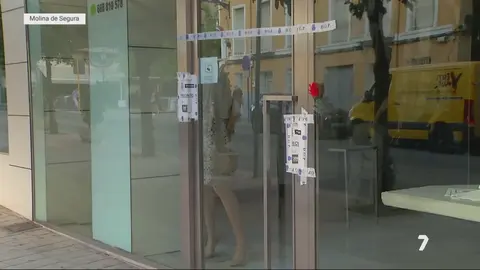 El comercio de Felipe Hern&aacute;ndez, comerciante fallecido de Molina de Segura, amanec&iacute;a con flores y velas colocadas en su entrada principal (foto: La 7)