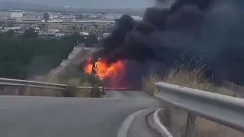 Incendio de un cami&oacute;n en la A-30 a la altura de Lorqu&iacute; (foto: @carolinaarubiio en Instagram)