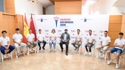 El jefe del Ejecutivo auton&oacute;mico, Fernando L&oacute;pez Miras, present&oacute; hoy el programa 'Objetivo Los &Aacute;ngeles 2028', junto con una representaci&oacute;n de los deportistas becados en dicha convocatoria (foto: CARM)