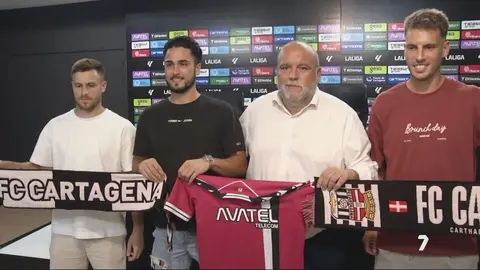 Iv&aacute;n Mart&iacute;nez, Dani Perej&oacute;n y Carlos Calder&oacute;n, junto con Manolo Breis, director del FC Cartagena (foto: La 7)