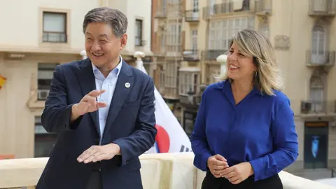 El embajador de la Rep&uacute;blica de Corea, Lim Soosuk, ha sido recibido en el Palacio Consistorial por la alcaldesa de Cartagena, Noelia Arroyo (foto: Ayuntamiento de Cartagena)