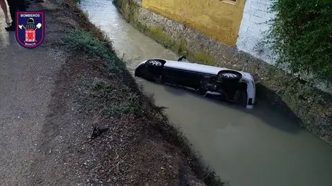 Veh&iacute;culo en una acequia de Rinc&oacute;n de Beniscornia (foto: Bomberos Murcia)