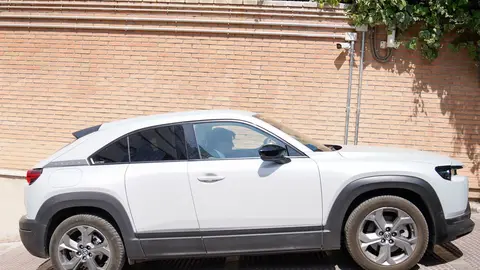 Salida del coche con Francesco Arcuri y el hijo menor del italiano y Juana Rivas de los juzgados granadinos de Caleta (foto: EP)