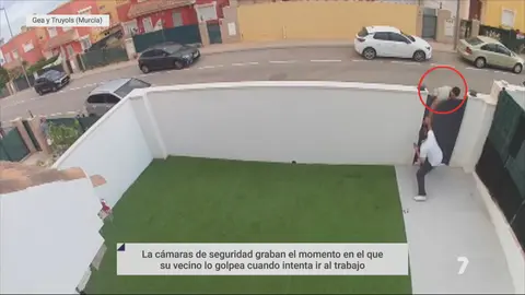 Imagen de un intento de agresi&oacute;n a Alfonso, un joven de Gea y Truyols que ha denunciado en los micr&oacute;fonos de La 7 Noticias las amenazas y acoso que recibe a diario de dos vecinos (foto: La 7)