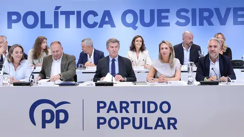 El presidente del Partido Popular, Alberto N&uacute;&ntilde;ez Feij&oacute;o, preside la reuni&oacute;n del Comit&eacute; Ejecutivo Nacional del partido, a 28 de julio de 2025, en Madrid