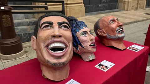 Diez nuevos cabezudos caricaturizados con los rostros de los murcianos m&aacute;s emblem&aacute;ticos desfilar&aacute;n en la Feria de Murcia (foto: Ayuntamiento de Murcia)