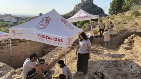 Voluntarios trabajando en Monteagudo