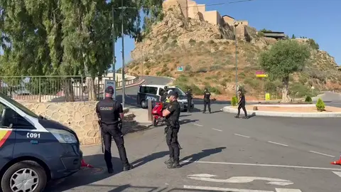Dispositivo de b&uacute;squeda en Lorca para encontrar al autor del tiroteo (foto: La 7)