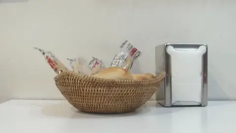 Varios trozos de pan en una panera de un restaurante de la ciudad de Murcia (foto: La 7)