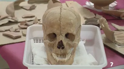 Encuentran una necr&oacute;polis de &eacute;poca romana en el Yacimiento Arqueol&oacute;gico de Las Cabezuelas en Totana (foto: La 7)