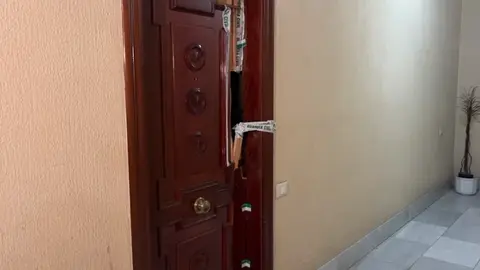 Entrada de la vivienda de Cabezo de Torres en donde se ha encontrado a un hombre sin vida (foto: La 7)