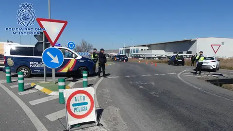 Imagen de archivo durante un control de la Polic&iacute;a Nacional similar al que tuvo lugar tras la detenci&oacute;n de dos personas por explotaci&oacute;n laboral (foto: PN)