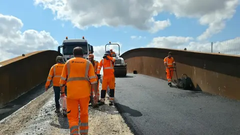 El puente de El Raal encara el final de sus obras con la ejecuci&oacute;n del aglomerado (foto: Ayuntamiento de Murcia)