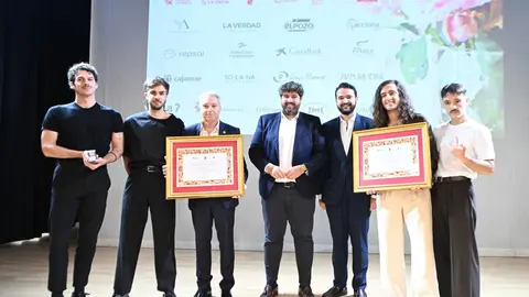 El jefe del Ejecutivo regional, Fernando L&oacute;pez Miras, preside la entrega del Castillete de Oro del Festival Internacional del Cante de las Minas, que recay&oacute; en el periodista Vicente Vall&eacute;s y el grupo cartagenero Arde Bogot&aacute; (foto: EP)