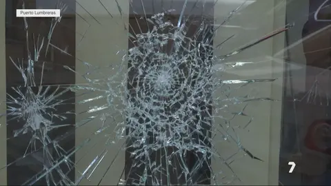 El escaparate destrozado de un comercio de Puerto Lumbreras (foto: La 7)