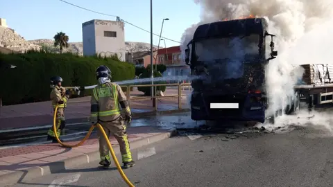 Cami&oacute;n ardiendo en la Gran V&iacute;a de Mula (Foto: Bomberos)