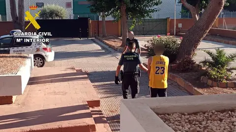 Guardia Civil detiene a un individuo por una agresi&oacute;n sexual a una menor en unos ba&ntilde;os p&uacute;blicos en Fuente &Aacute;lamo (foto: GC)