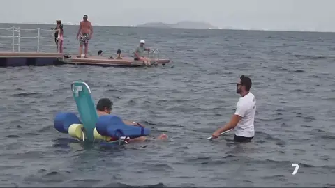 Servicio de ba&ntilde;o asistido en una playa de la Regi&oacute;n (foto: La 7)