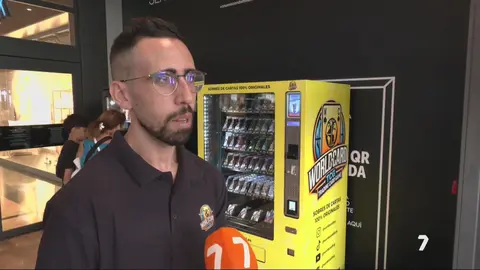 M&aacute;quina expendedora de cromos de Pok&eacute;mon en el Centro Comercial Nueva Condomina de Murcia (foto: La 7)