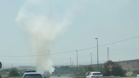 Incendio en el Puerto de la Cadena, en direcci&oacute;n Cartagena, antes de llegar al desv&iacute;o hacia la RM-19 (foto: La 7)
