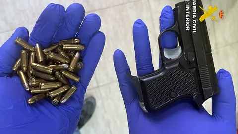 Arma con munici&oacute;n intervenida a los tres arrestados, pertenecientes a un grupo delictivo que comet&iacute;a robos con violencia en la Regi&oacute;n (foto: GC)