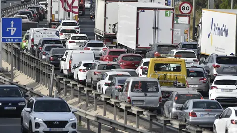 Varios veh&iacute;culos circulan por la Autov&iacute;a del Mediterr&aacute;neo (foto: EP)