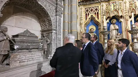 El alcalde de Murcia, Jos&eacute; Ballesta, y el obispo de la Di&oacute;cesis de Cartagena, Jos&eacute; Manuel Lorca, junto al monumento funerario que guarda el coraz&oacute;n de Alfonso X el Sabio en la Catedral de Murcia
- AYUNTAMIENTO DE MURCIA