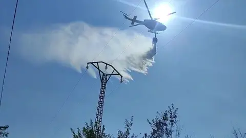 Helic&oacute;ptero en labores de extinci&oacute;n del incendio en El Palmar