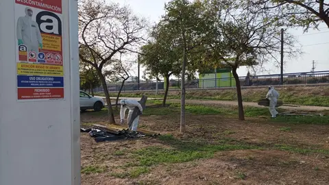 Trabajadores manipulando amianto