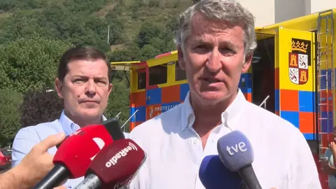 El presidente del Partido Popular, Alberto N&uacute;&ntilde;ez Feij&oacute;o, junto al presidente de Castilla y Le&oacute;n, Alfonso Fern&aacute;ndez Ma&ntilde;ueco en, el Puesto de Mando Avanzado de Palacios del Sil de la Junta de Castilla y Le&oacute;n