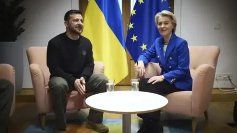 La presidenta de la Comisi&oacute;n Europea, Ursula Von der Leyen, y el presidente ucraniano, Volodimir Zelenski