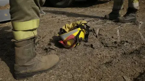 Bomberos forestales trabajan en los incendios en Castilla y Le&oacute;n