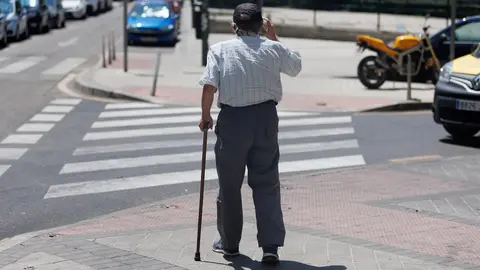 Imagen de archivo de un hombre mayor paseando