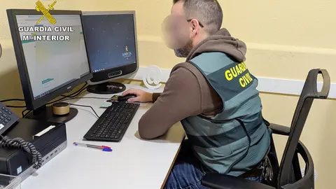 Un agente de la Guardia Civil durante el transcurso de la investigaci&oacute;n
- GUARDIA CIVIL