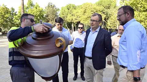 El alcalde de Murcia, Jos&eacute; Ballesta, observa las nuevas luminarias que se instalar&aacute;n en el jard&iacute;n del Malec&oacute;n