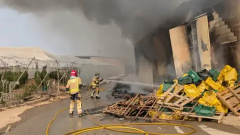 Incendio en una nave de Marina de Cope