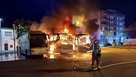 Arden tres autobuses urbanos de madrugada en Jumilla | Foto: Bomberos