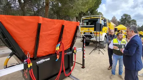 El consejero de Medio Ambiente, Universidades, Investigaci&oacute;n y Mar Menor, Juan Mar&iacute;a V&aacute;zquez, visita a los efectivos de las brigadas forestales y el Heliskid, un dep&oacute;sito port&aacute;til de abastecimiento de agua de 3.000 litros
- CARM