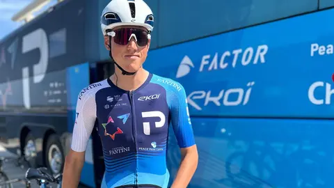 Israel Premier Tech retira el nombre del pa&iacute;s del maillot en La Vuelta 2025.