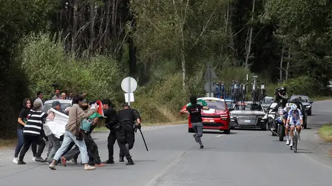 Activistas propalestinos intentan cortar la carretera durante la 15&ordf; etapa de la Vuelta Ciclista a Espa&ntilde;a, a 7 de septiembre de 2025, en O Corgo (Lugo).
- Carlos Castro - Europa Press