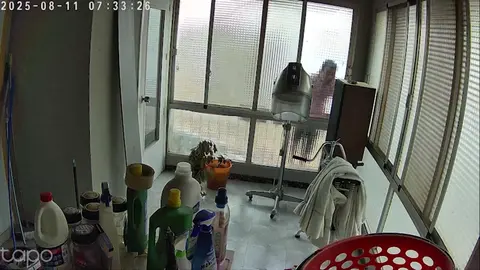El arrestado durante uno de sus robos con fuerza un una vivienda de Totana (foto: GC)