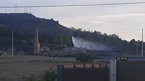 Los bomberos tratan de extinguir un incendio en El Beal (foto: Victoria Olla)