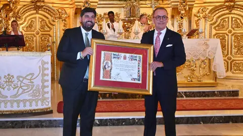 El presidente de la Regi&oacute;n de Murcia, Fernando L&oacute;pez Miras, recibi&oacute; anoche el nombramiento de Mayordomo de Honor del Paso Blanco de Lorca (foto: EP)