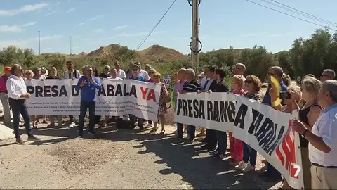 Manifestaci&oacute;n para reivindicar la presa de la rambla de Tabala (foto: La 7)