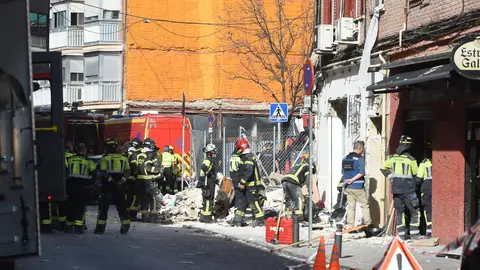 Equipos de emergencias trabajan en la zona donde se ha producido la explosi&oacute;n (foto: EP)